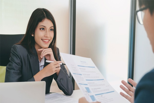 Thái độ tích cực giúp ứng viên đánh giá sự chuyên nghiệp của bạn trong buổi phỏng vấn tuyển nhân viên bán hàng