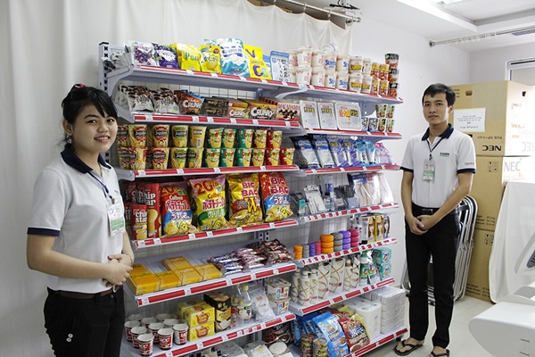 Công việc bán hàng trong siêu thị cũng đòi hỏi sự cẩn thận trong việc kiểm kê hàng hóa. 