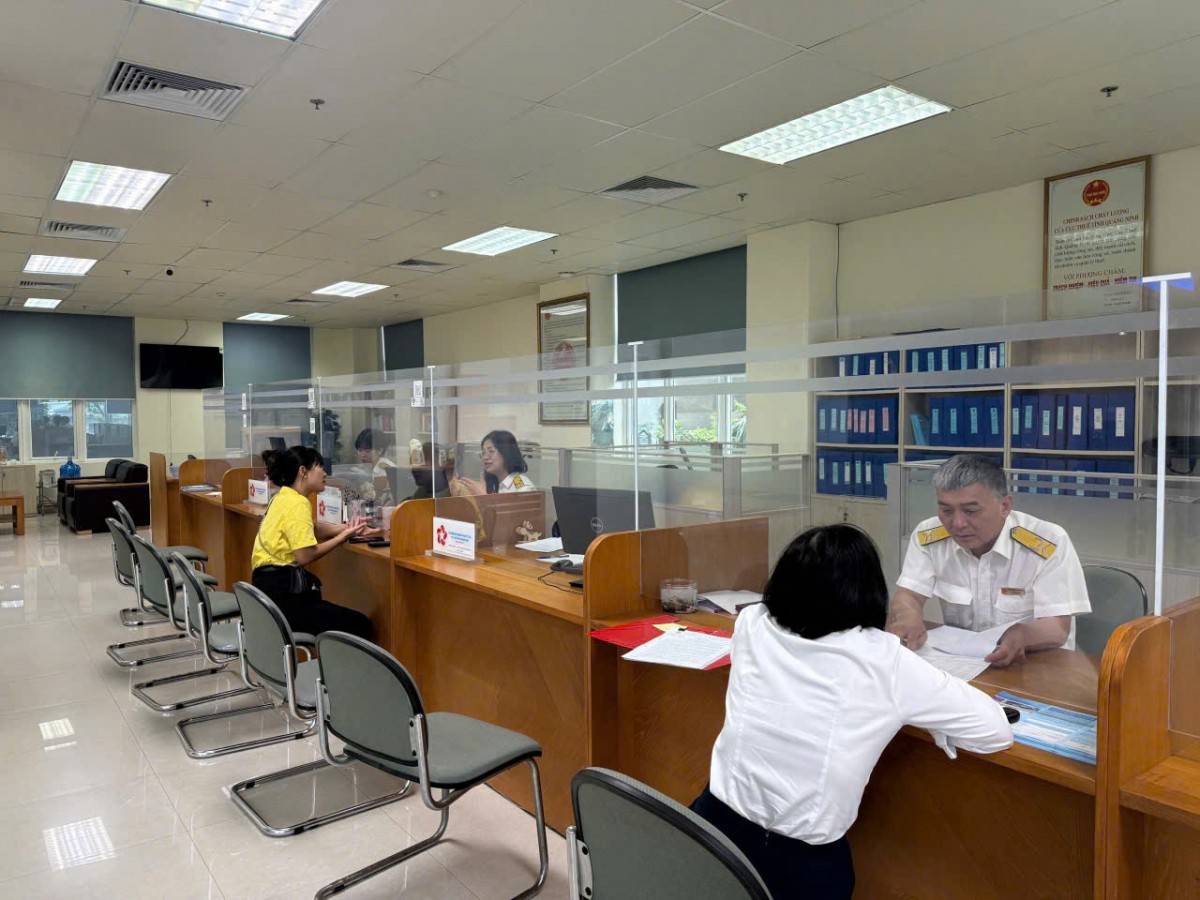 Người nộp thuế được c&aacute;n bộ thuế Quảng Ninh hỗ trợ tận t&igrave;nh.