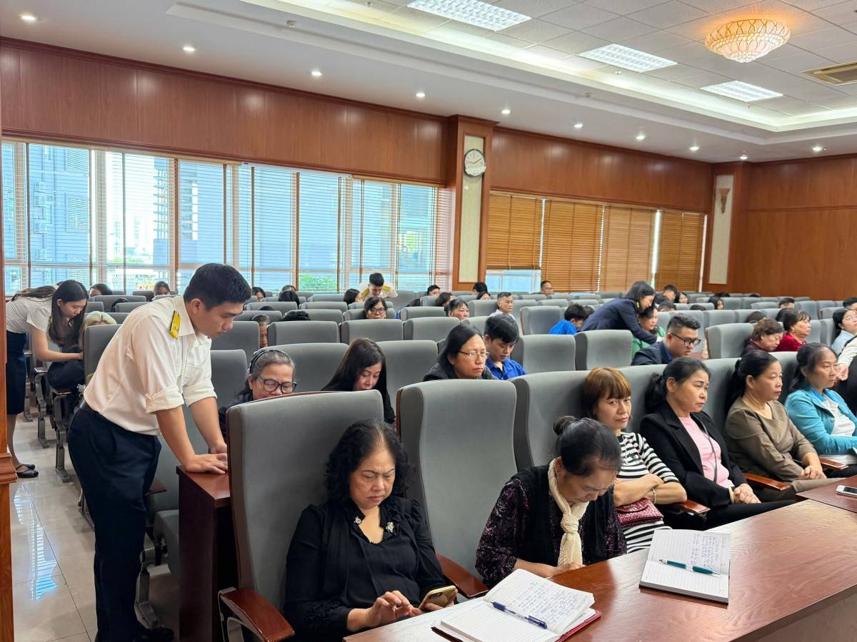 C&aacute;n bộ thuế Quảng Ninh hỗ trợ người nộp thuế l&agrave;m thủ tục.